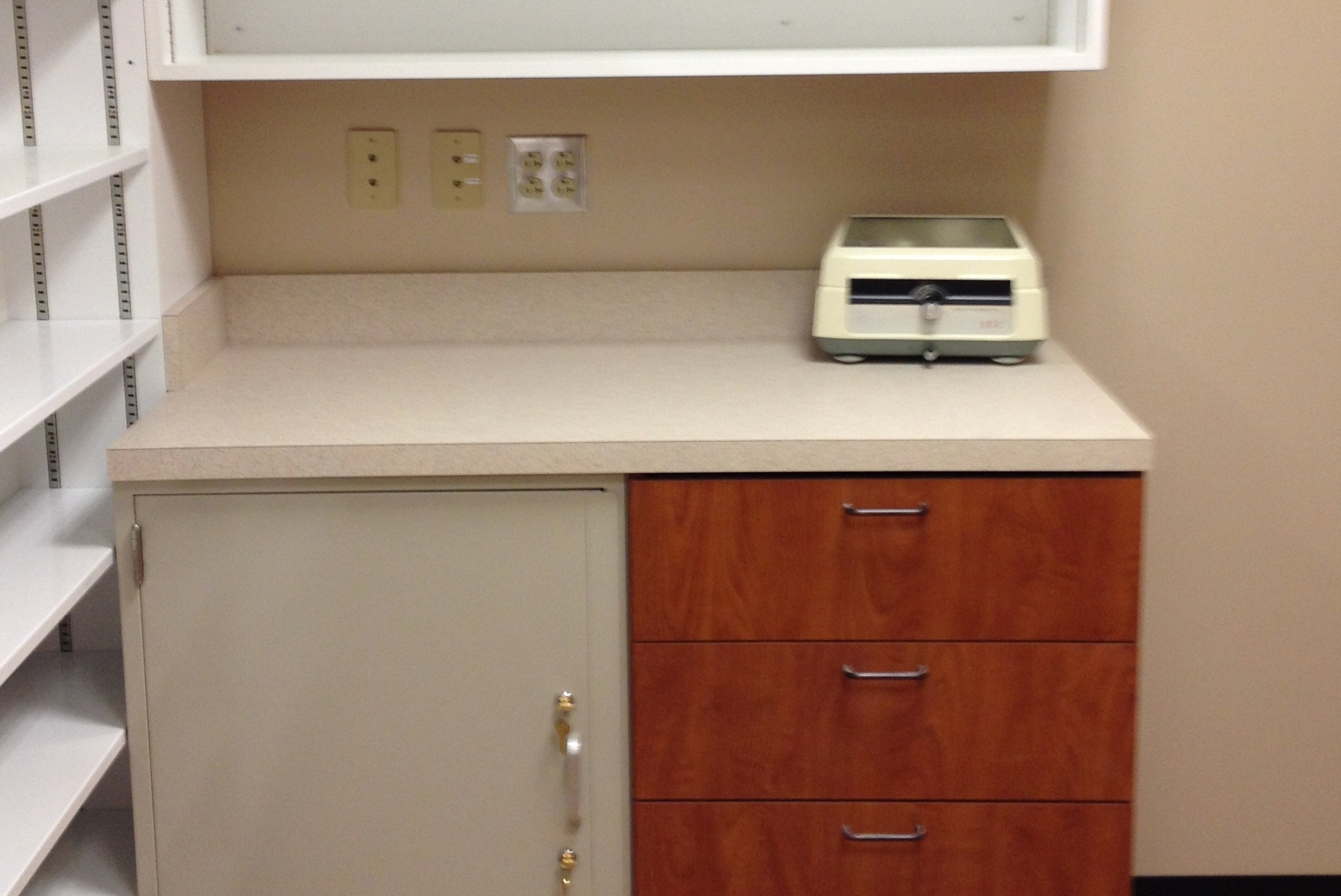 Rx Metal Under Counter Closed Door Unit with Drawer